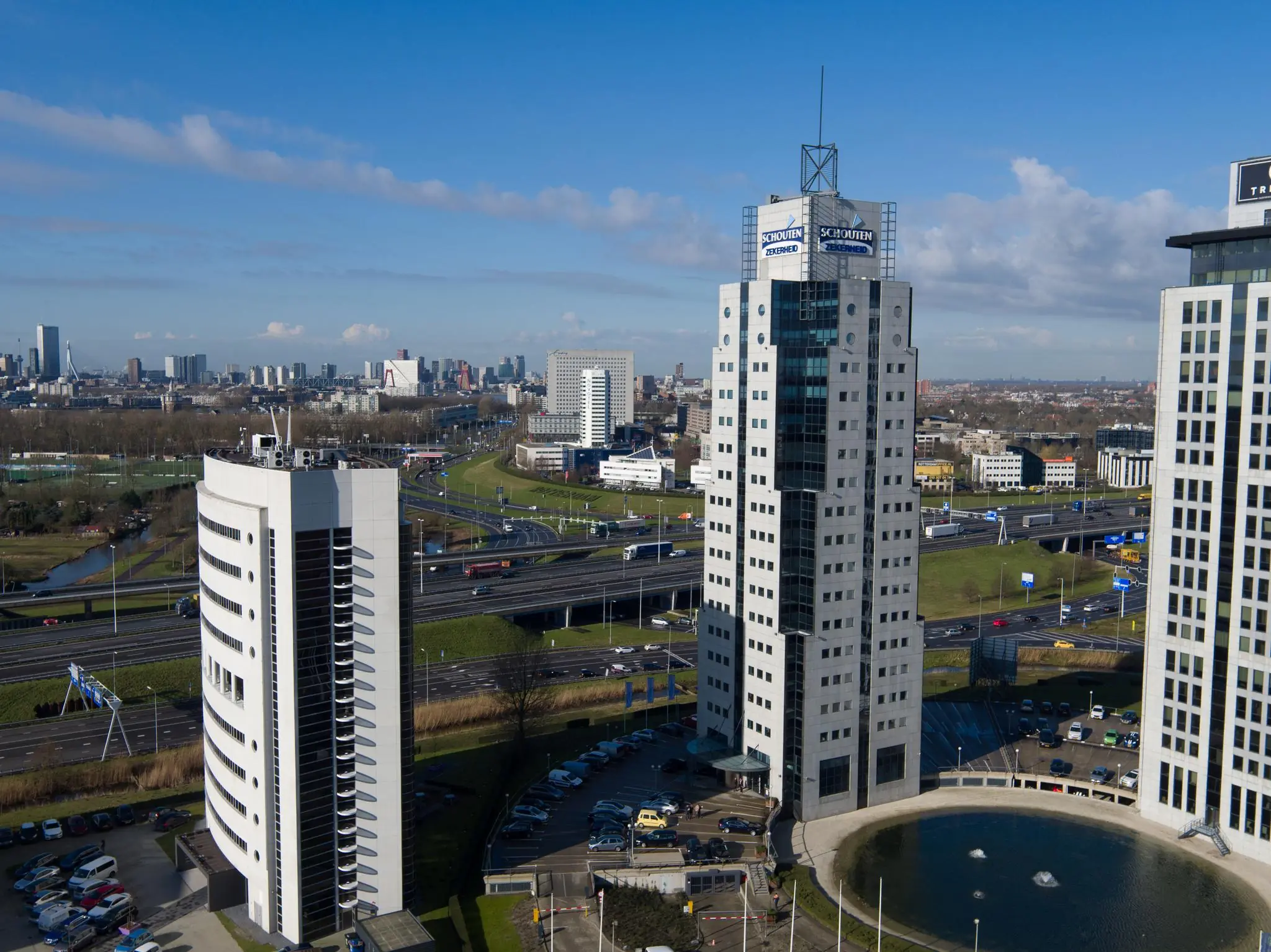 Hoogbouwkantoren aan het Rivium Quadrant in Capelle aan den IJssel met zicht op snelwegen en de skyline van Rotterdam.